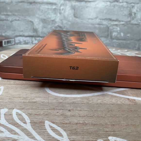 Too faced better than chocolate palette,18 cocoa powder-infused,shimmers & Matte - Picture 6 of 6